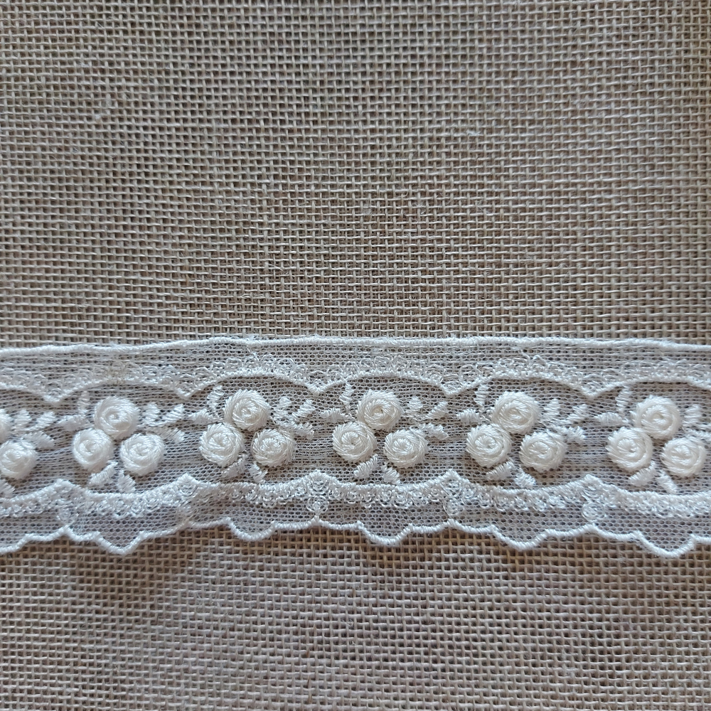 Cream Valencienne Lace with Little Roses  - Width 4,50 cm